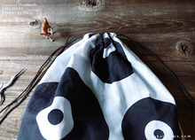 Load image into Gallery viewer, Tenugui Kinchaku Drawstring Purse, Vinyl Records ⦿kpjf0016