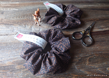 Load image into Gallery viewer, Japanese Handmade Scrunchies, Brown x Black ⦿scaf0024