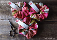 Load image into Gallery viewer, Japanese Handmade Scrunchies, Retro Floral ⦿scjf0018