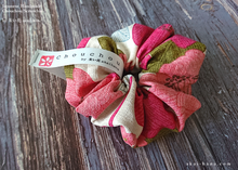 Load image into Gallery viewer, Japanese Handmade Scrunchies, Retro Floral ⦿scjf0018