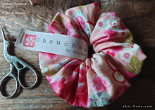 Load image into Gallery viewer, Japanese Handmade Kimono Style Scrunchies, Hikita Hanaguruma Pink ⦿scjf0060