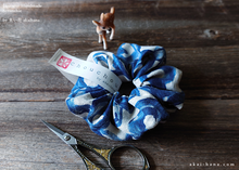 Load image into Gallery viewer, Japanese Handmade Linen Scrunchies, Indigo Circles, scjf0069