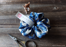 Load image into Gallery viewer, Japanese Handmade Linen Scrunchies, Indigo Circles, scjf0069