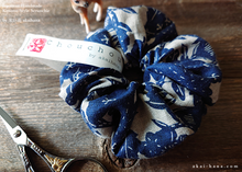 Load image into Gallery viewer, Japanese Handmade Linen Scrunchies, Indigo Floral  ⦿scjf0075