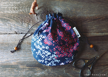 Load image into Gallery viewer, Japanese Handmade Temari Kinchaku Purse, Kusabana Monyou Navy, tkjp0014