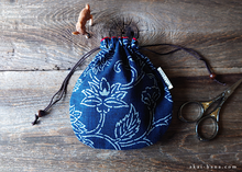 Load image into Gallery viewer, Japanese Handmade Temari Kinchaku (Drawstring) Purse, Kyoto Hand Screen-Printed, Indigo ⦿tkjp0017