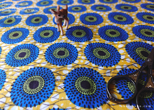 Load image into Gallery viewer, Quadruple Reversible Japanese Gauze Handkerchief, Blue Flowers x Yellow⦿wghc0010