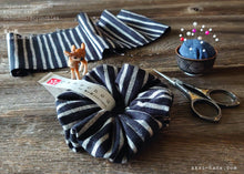 Load image into Gallery viewer, Japanese Handmade Kimono Style Scrunchies, Kyoto Hand Silkscreen, Bamboo