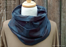 Load image into Gallery viewer, Japanese Handmade Infinity Scarf, Cotton Double Gauze, Polkadots Navy x Black

