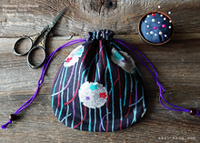 Load image into Gallery viewer, Japanese Handmade Temari Kinchaku Purse, Flower Balls Black, tkjp0006