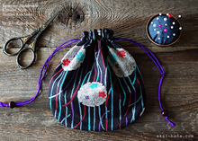 Load image into Gallery viewer, Japanese Handmade Temari Kinchaku Purse, Flower Balls Black, tkjp0006