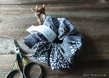 Load image into Gallery viewer, Japanese Handmade Scrunchies, Gray Chrysanthemum ⦿scaf0018
