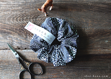 Load image into Gallery viewer, Japanese Handmade Scrunchies, Gray Chrysanthemum ⦿scaf0018
