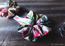 Load image into Gallery viewer, Japanese Handmade Kimono Style Chouchou/Scrunchies, Beige and Pink Floral ⦿scjf0015

