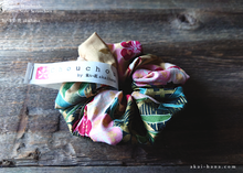 Load image into Gallery viewer, Japanese Handmade Kimono Style Chouchou/Scrunchies, Beige and Pink Floral ⦿scjf0015
