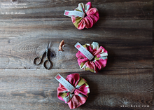 Load image into Gallery viewer, Japanese Handmade Scrunchies, Retro Floral ⦿scjf0018
