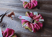 Load image into Gallery viewer, Japanese Handmade Scrunchies, Retro Floral ⦿scjf0018
