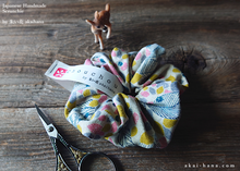 Load image into Gallery viewer, Japanese Handmade Scrunchies, Promenade Natural ⦿scjf0047
