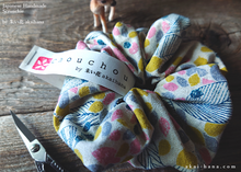 Load image into Gallery viewer, Japanese Handmade Scrunchies, Promenade Natural ⦿scjf0047
