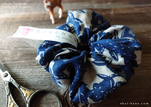 Load image into Gallery viewer, Japanese Handmade Linen Scrunchies, Indigo Floral  ⦿scjf0075
