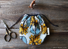 Load image into Gallery viewer, Japanese Handmade Temari Kinchaku (Drawstring) Purse, Floral Yellow ⦿tkjp0021
