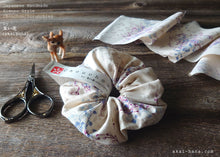 Load image into Gallery viewer, Japanese Handmade Cotton Linen Scrunchies, Flower Bouquet, Ivory

