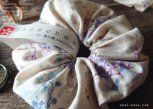 Load image into Gallery viewer, Japanese Handmade Cotton Linen Scrunchies, Flower Bouquet, Ivory

