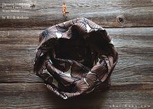 Load image into Gallery viewer, Japanese Handmade Infinity Scarf, Linen x Cotton, Nordic Floral
