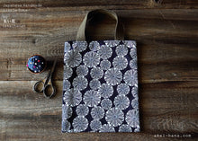 Load image into Gallery viewer, Little Tote, Monotone Floral, tbls0004
