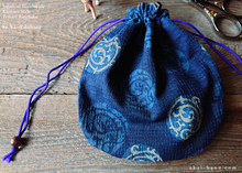 Load image into Gallery viewer, Japanese Handmade Temari Kinchaku Purse, Maru Karakusa, tkjp0013

