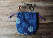 Load image into Gallery viewer, Japanese Handmade Temari Kinchaku Purse, Maru Karakusa, tkjp0013
